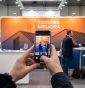 L’arrière-plan qui fait vendre : pourquoi le mur d’image est devenu le fond de toutes les photos de salon